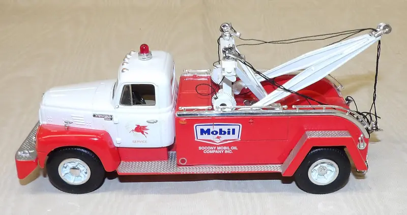 1/34 Mobil Service 1957 International R-200 Tow Truck – Winch Lines Defective, As-Is