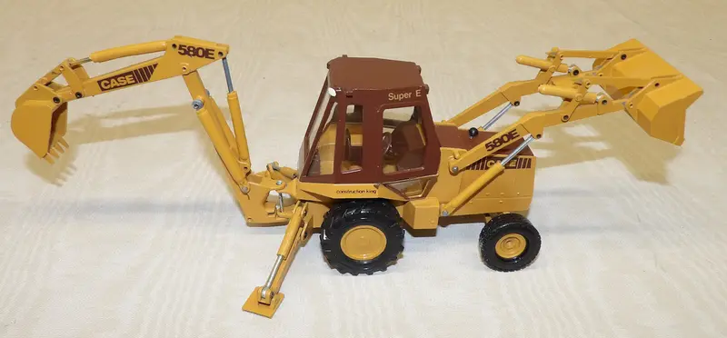 1/35 Scale Case 580 Construction King Backhoe Loader – Muffler Absent, As-Is #C2931E