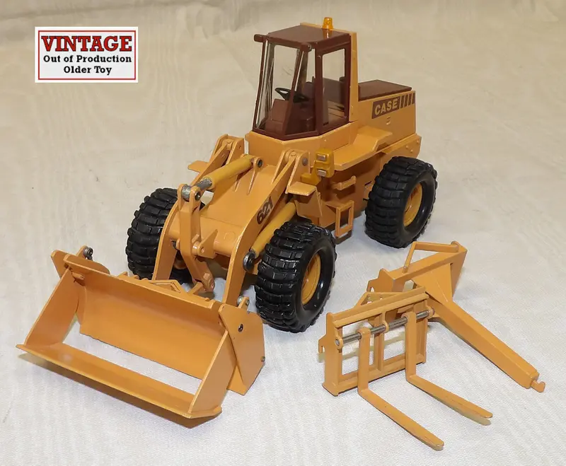 1/35 Scale Case 621 Wheel Loader with 4-in-1 Bucket & Interchangeable Attachments #C2426