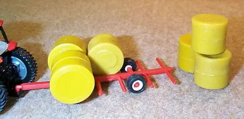 1/64 Red Bale Transport Trailer Carrying Straw Bales (#HT7002)