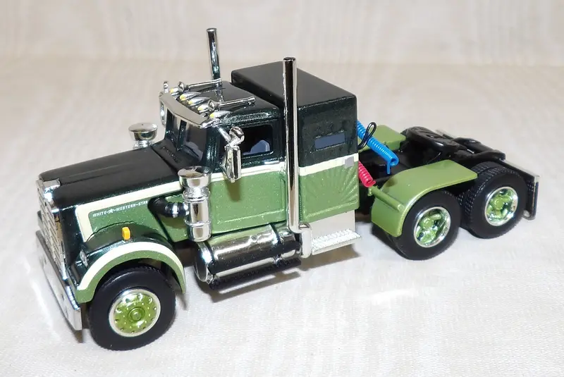 1/64 Scale Western Star 4900 with Olive-White Sleeper Cab #T343