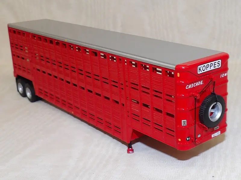 1/64 Vintage Wilson 45-Foot Red Livestock Trailer – Unboxed