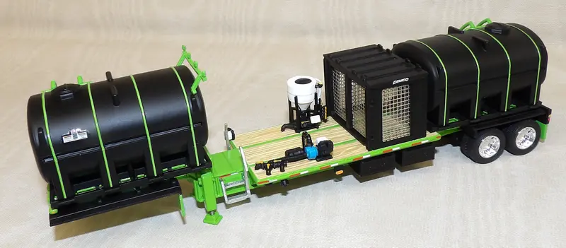1:64 DEMCO 42-Foot Liquid Fertilizer Tender Trailer – Green and Black (No Box)