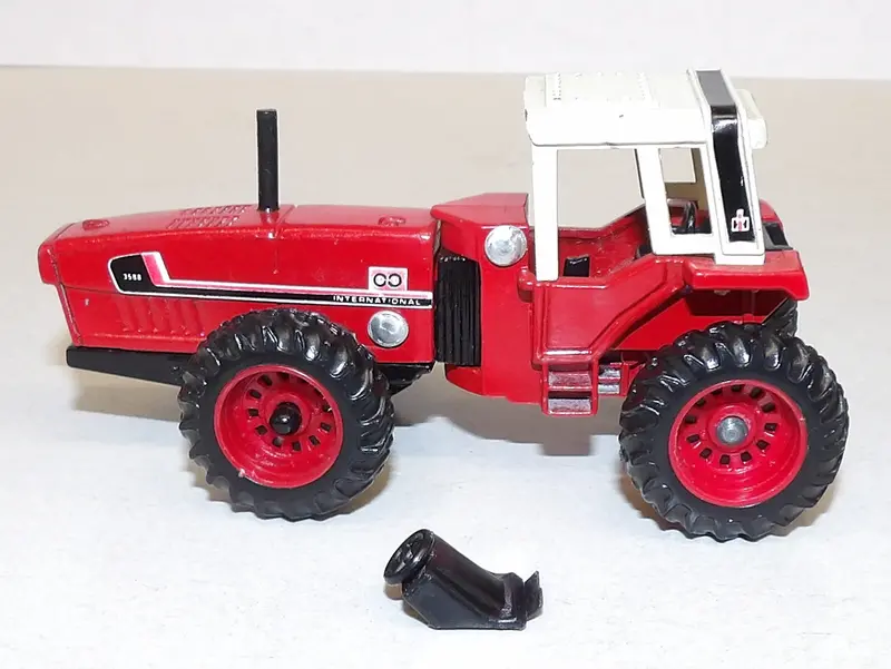 1:64 International 3588 2+2 4WD Tractor – Loose Steering Column, No Box, As-Is
