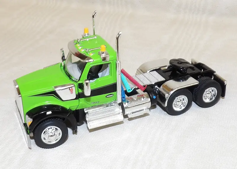 1:64 Kenworth W900 Day Cab – Matte Green and Black Finish (No Packaging)