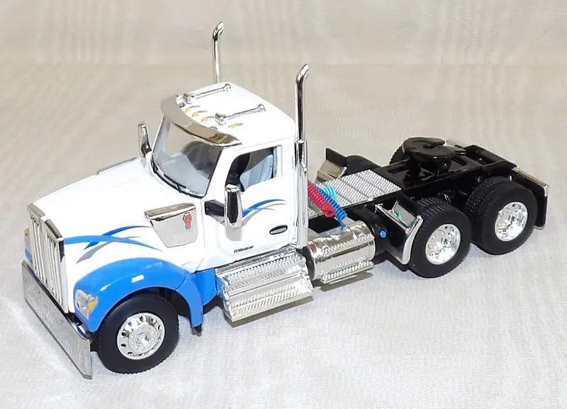 #621771 Kenworth W990 Day Cab – White & Blue, 1:64 Scale Commercial Truck Model (No Box)