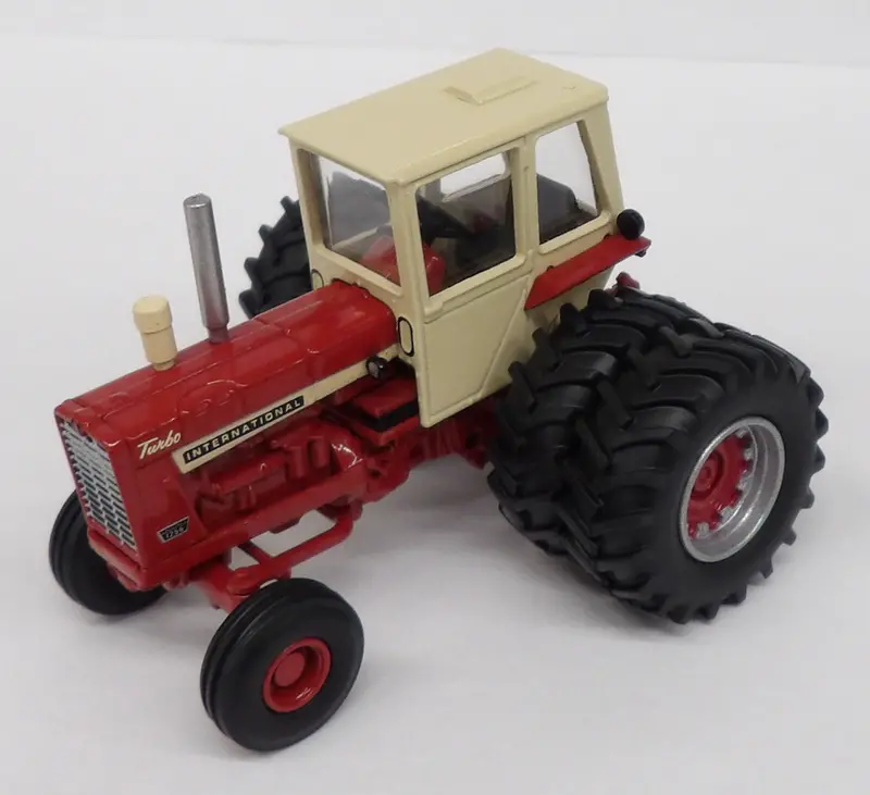 International Farmall 1256 Tractor – 1:64 2WD Farm Model with Duals & Cab