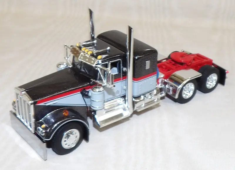 Kenworth W900A Tractor – 1:64 Scale, Gray & Red, 36″ Sleeper, No Trailer (#621371)