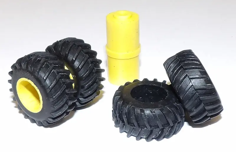 Pair of 1/64-Scale 30.5-32 Rubber Tires – Yellow Dual Rims, 1″ x 1/2″ (#SY224)