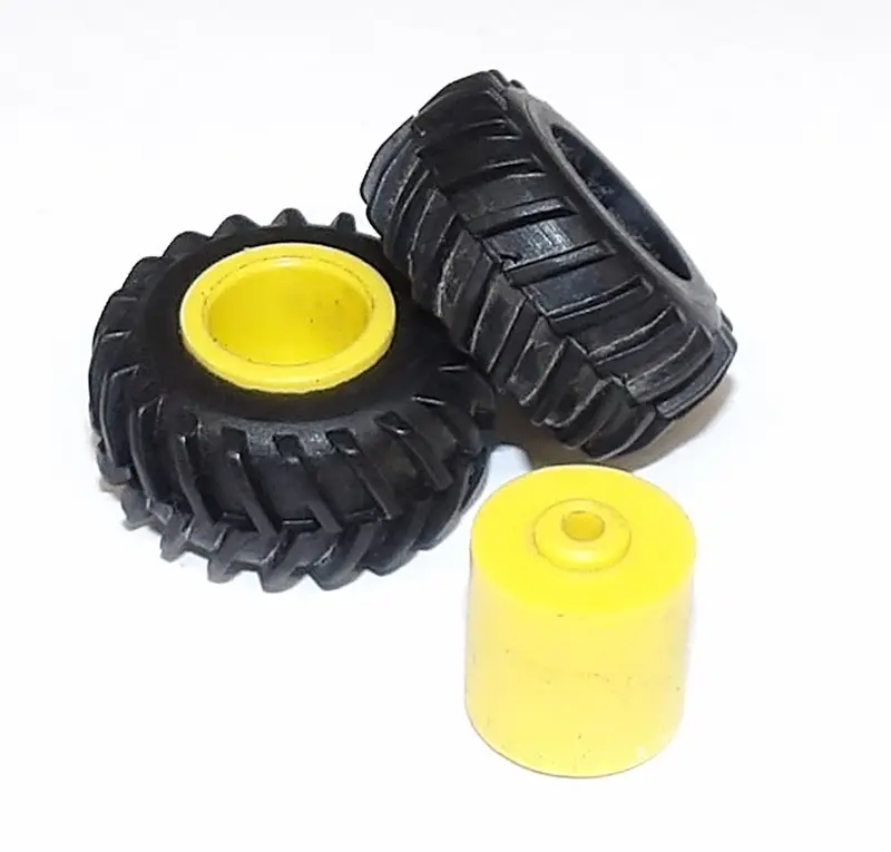 Pair of 1/64-Scale 30.5-32 Rubber Tires – Yellow Rims, 1″ x 1/2″ (#SY219)