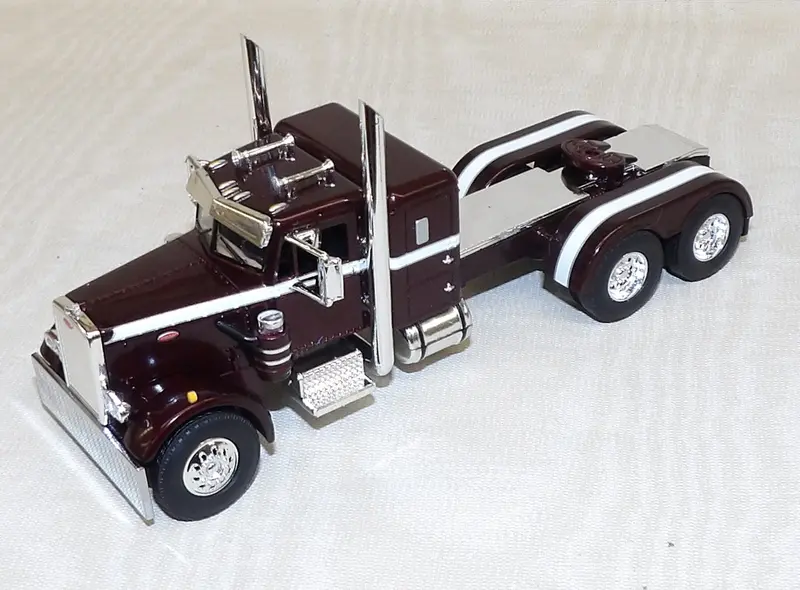 Peterbilt 351 Tractor – 1:64 Scale, Dark Cherry & White, 36″ Sleeper, Standalone Model (#622181)