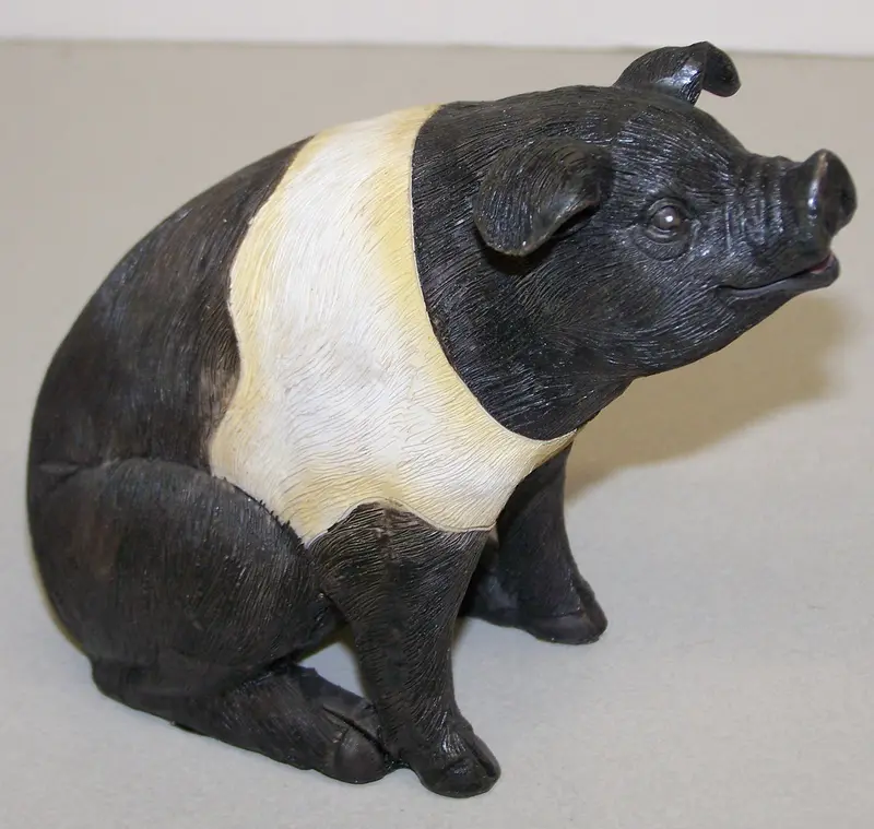 Sitting Pig Resin Statue – 6-Inch Farm Animal Decor Piece