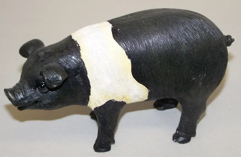 Standing Pig Resin Figurine – 6-Inch Animal Sculpture with Head Turned Left