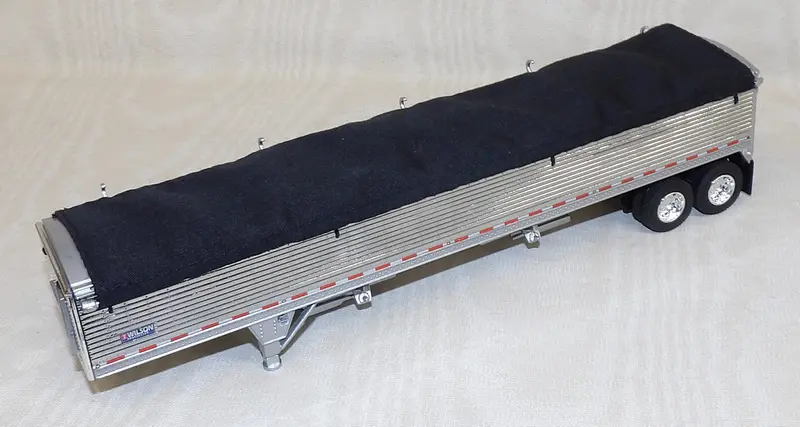 Wilson Pacesetter 43′ Tandem-Axle Grain Trailer – 1:64 Scale, Silver Finish, Box-Free Design (#621372)